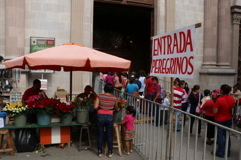 Los fieles llegaban en gran número a la catedral con motivo de los festejos guadalupanos.