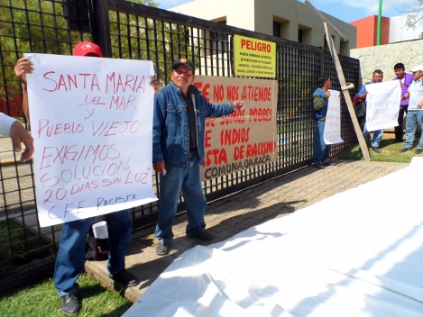 Los indígenas demandando la intervención de la CFE para que se reinstale el servicio en las agencias municipales de Santa María del Mar, y Pueblo Viej