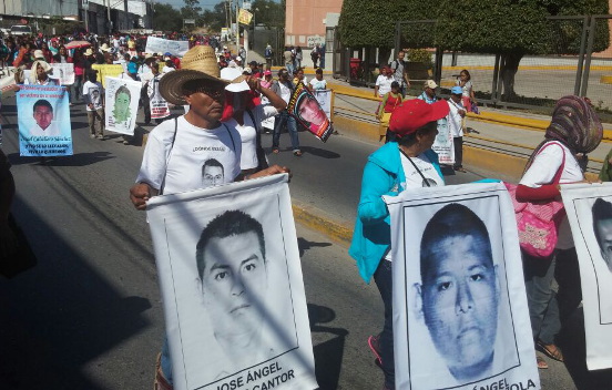 Los padres de familia de los normalistas desaparecidos encabezaron la marcha. 