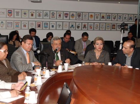 El secretario de Educación, Cultura y Deporte, Marcelo González Tachiquín y el fiscal General del Estado, Jorge González Nicolás, en la presentación d