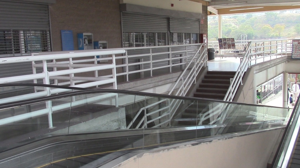 Las centros comerciales fueron evacuados para evitar algún enfrentamiento y saqueo.