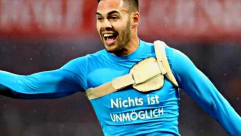 Daniel Engelbrecht juega con un desfribilador