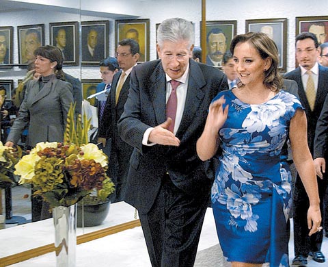 Gerardo Ruiz Esparza, de la SCT, y Claudia Ruiz Massieu, de la Sectur, durante el anuncio. 