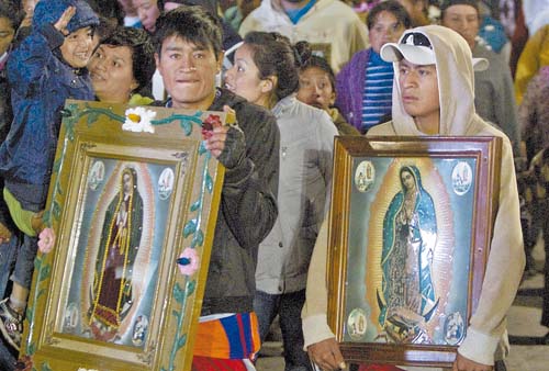 Visitantes cargan imágenes en el interior del recinto capitalino.