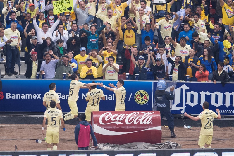Arroyo celebra el gol con la afición de América 