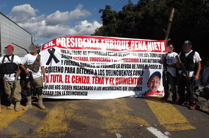 Los autodefensas en la carretera Uruapan-Paracho.