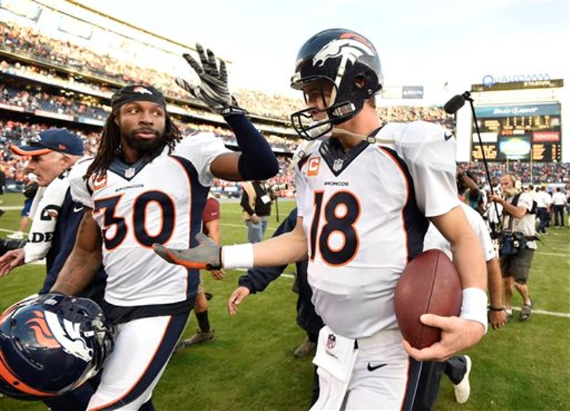 Peyton Manning (der.) celebrando la victoria de los Broncos