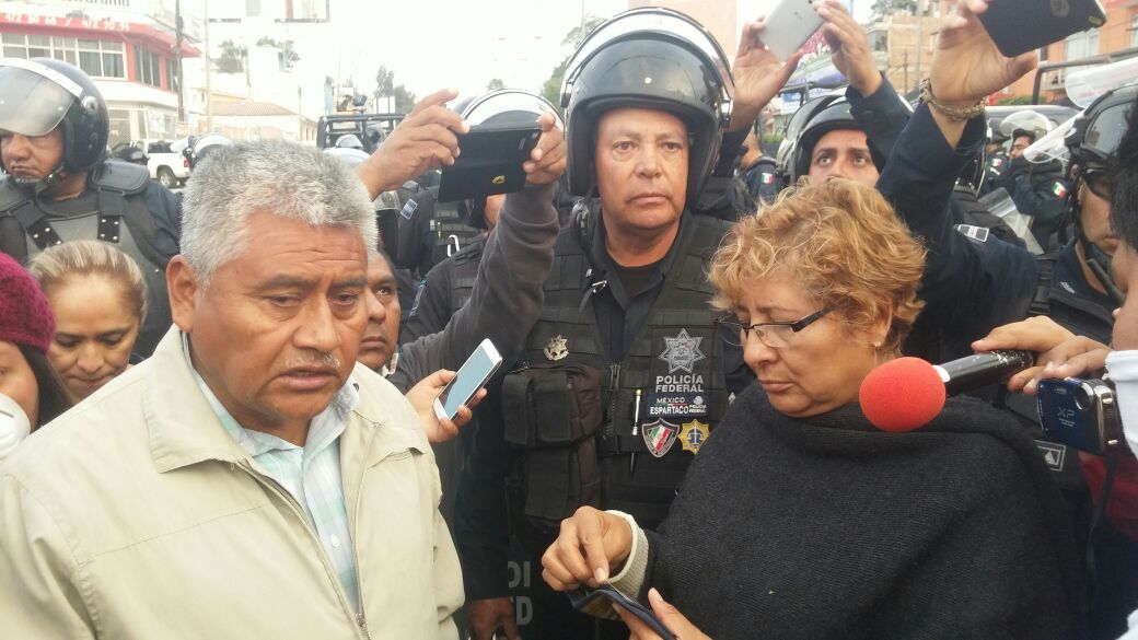 La Policía Federal desalojó a normalistas, maestros disidentes y padres de estudiantes.