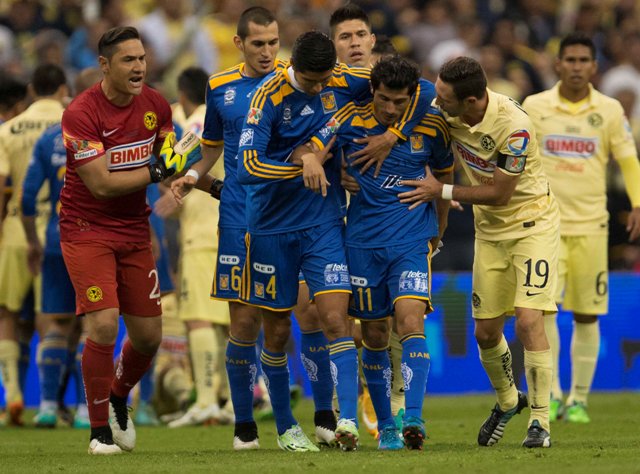 Damián Álvarez, saliendo expulsado del juego de la final contra América