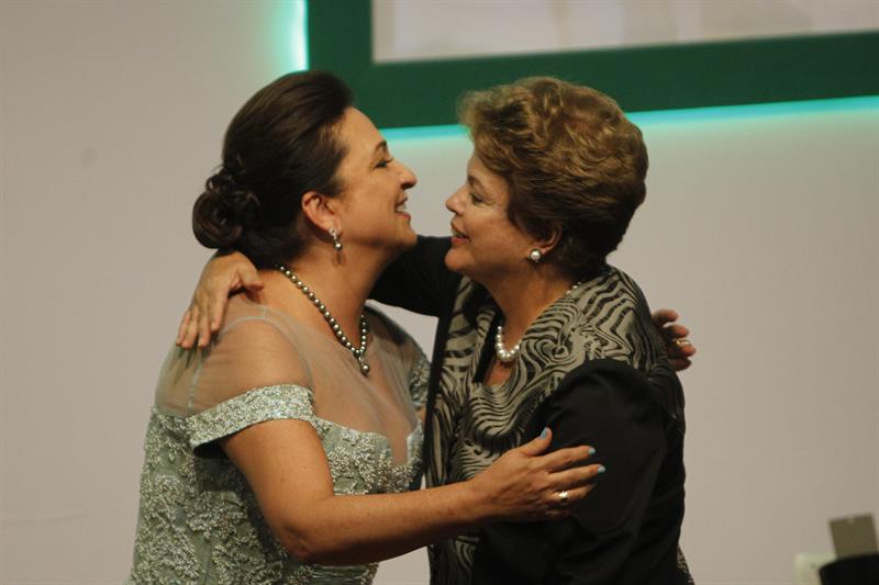 Dilma Rousseff (d), felicita a la senadora Katia Abreu (i) hoy, durante la ceremonia en la que tomó posesión de su cargo en la CNA en Brasilia