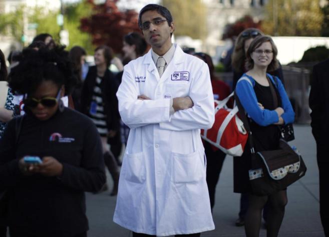 El doctor Vivek Murthy, rodeado de gente en una foto de 2012, en Washington