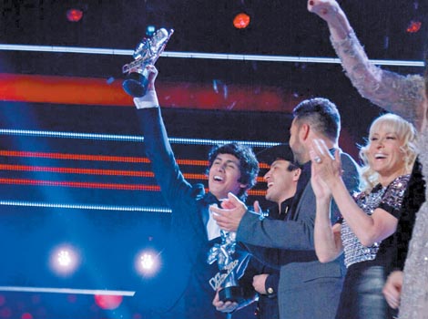 El ganador mostrando su trofeo en la final.