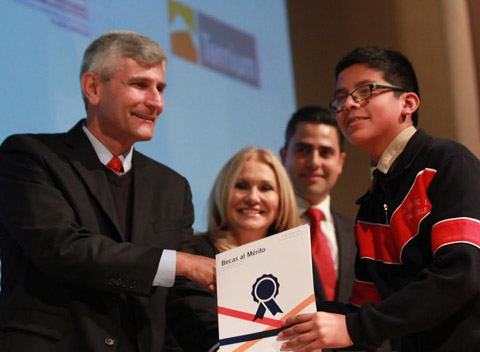 En total suman 175 alumnos nuevoleoneses beneficiados.