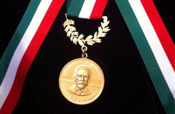 La medalla Belisario Domínguez se entrega cada año a hombres y mujeres por su servicio al país o a la humanidad.