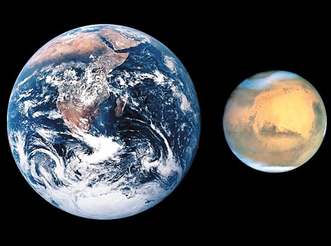 Posee una tercera parte de la gravedad terrestre y su día dura poco más de 24 horas.