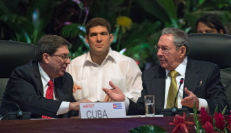 Raul Castro (d) habla con el canciller cubano, Bruno Rodriguez (i), durante la reciente cumbre del ALBA en La Habana