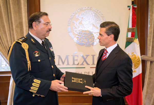 El general Roberto Miranda Moreno entregó a Enrique Peña Nieto el Segundo Informe de Actividades del Estado Mayor Presidencial.