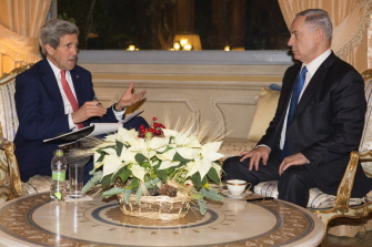 El secretario de Estado de EU, John Kerry (i), en su reunión de hoy con el primer ministro israelí, Benjamin Netanyahu, en Villa Taverna, Roma 