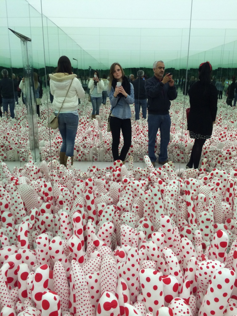 Visitantes de la exposición de Kusama hacen fotos en la 'Sala de espejos del infinito'