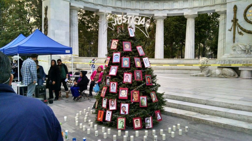 El árbol de Navidad fue colocado en el Hemiciclo a Juárez. 
