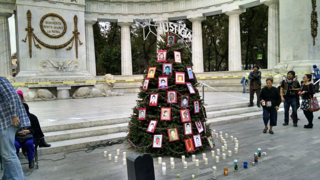 El árbol fue colocado en honor a los normalistas.