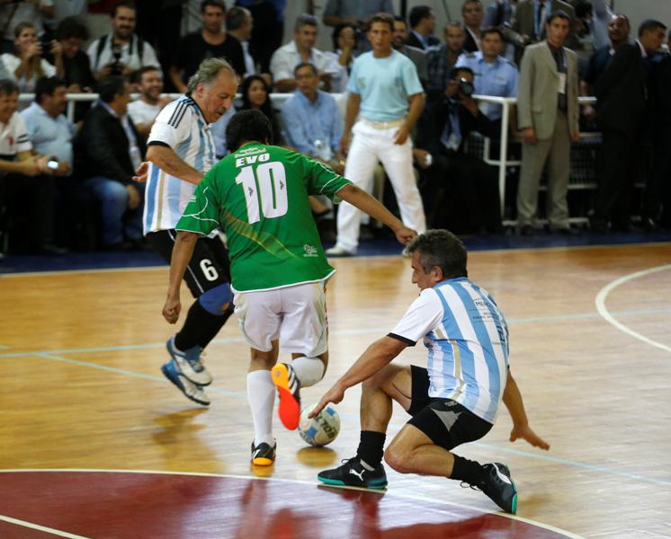 Evo Morales se relaja jugando futbol 