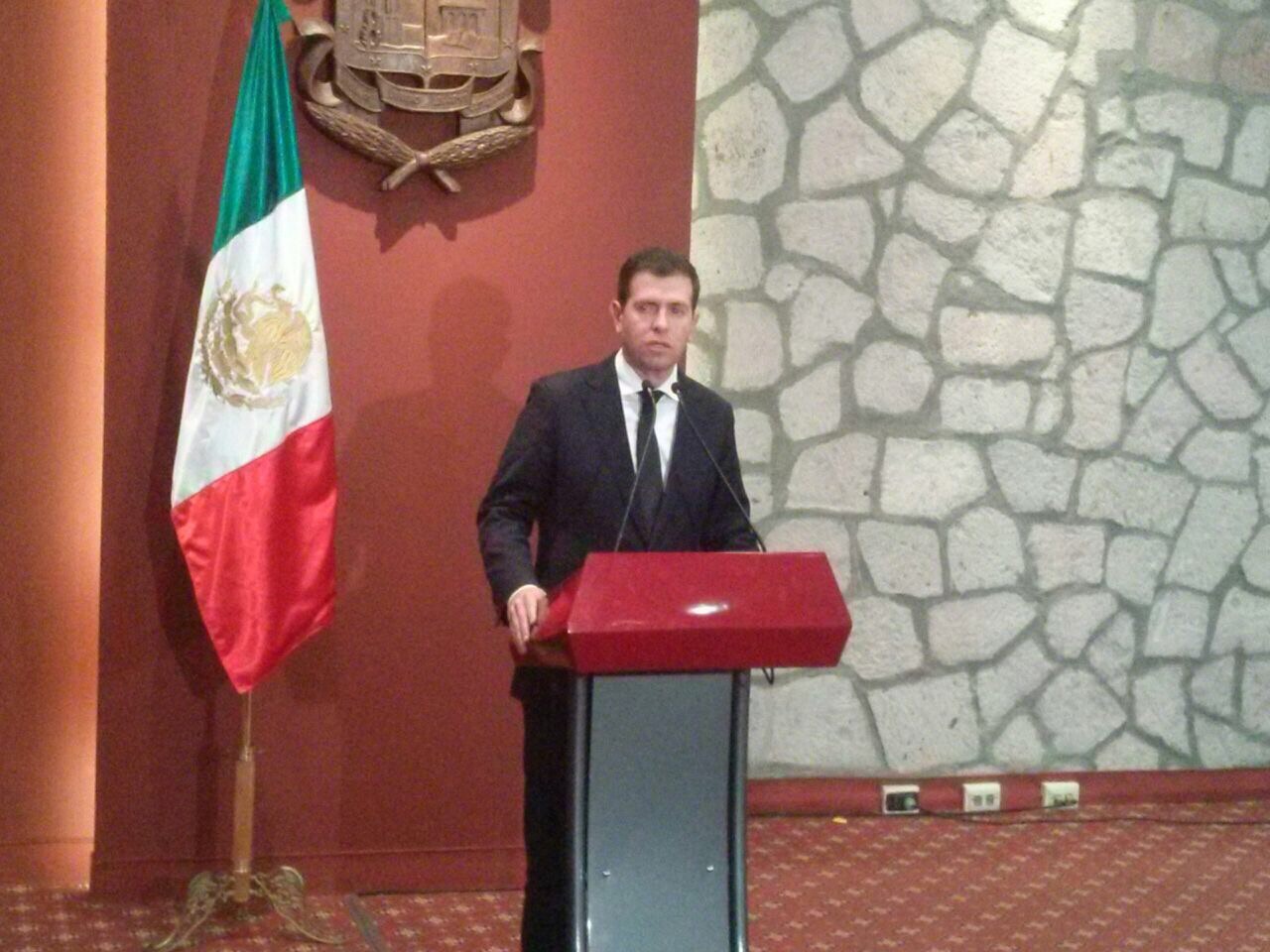 Alfredo Castillo, comisionado federal en Michoacán, en conferencia de prensa.