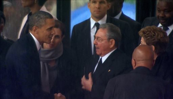 Barack Obama y Raúl Castro se dan un histórico apretón de manos en Sudáfrica durante los funerales de Nelson Mandela en el 2013.