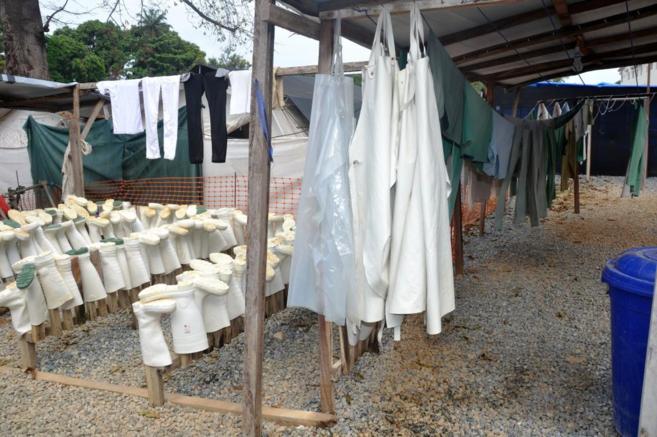 Botas y trajes protectores contra el ébola, en un centro de tratamiento de la enfermedad en Guinea Conakry