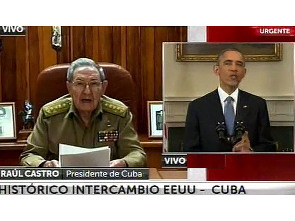 Captura de pantalla de la transmisión simultánea de los mensajes de Raúl Castro y Barack Obama sobre la normalización de las relaciones entre EU y Cub