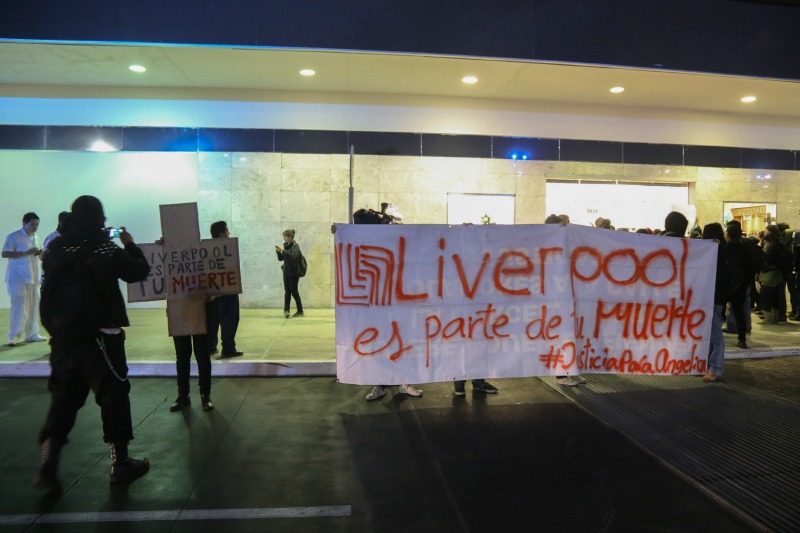 Decenas de personas se manifestaron en los accesos de la tienda departamental Liverpool Perisur, para exigir a las autoridades que se esclarezca el ho