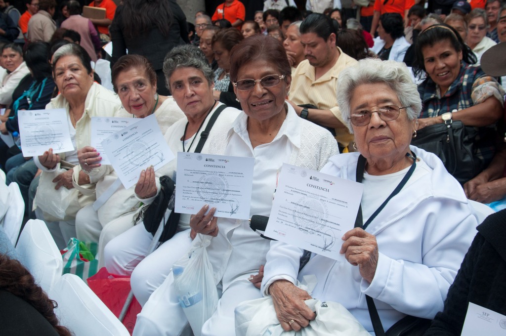 Entregaron constancias de alfabetización a 251 adultos y adultos mayores en el DF.