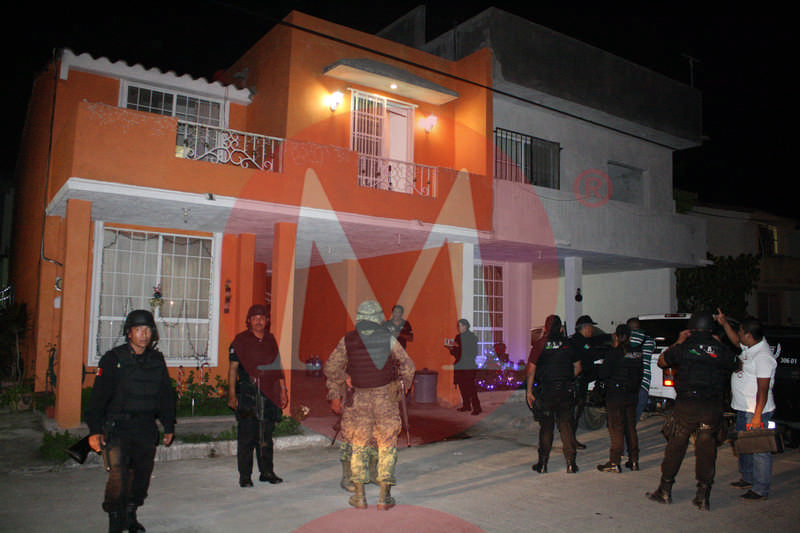 El ladrón sustrajo un arma larga R-15 y una pistola.