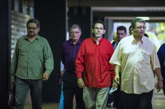 Miembros de la delegación de las FARC llegan al Palacio de Convenciones, en La Habana, para conversar con la delegación gubernamental