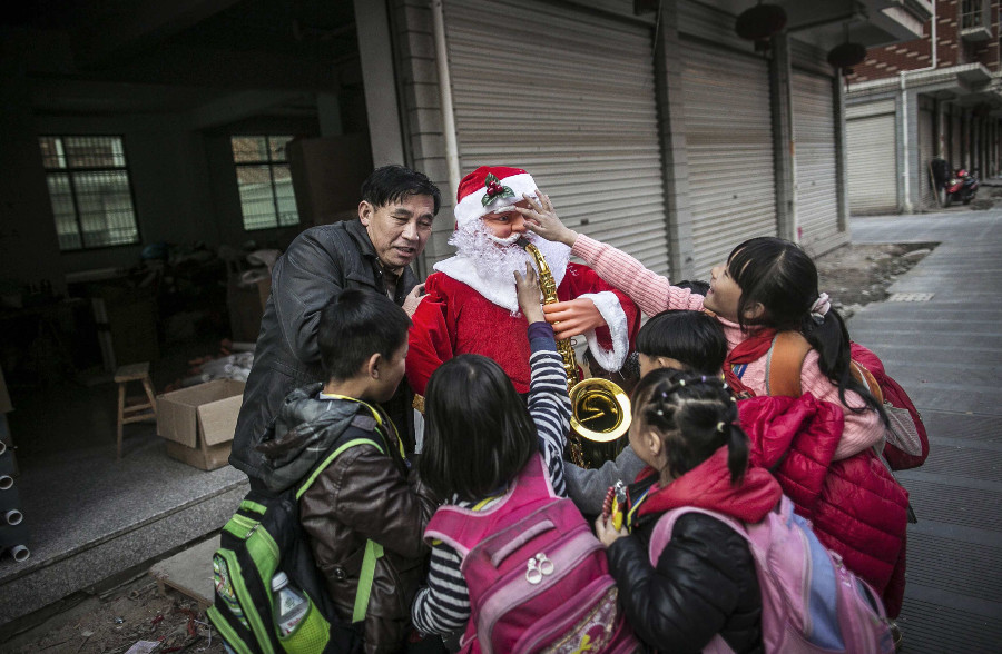 Una ciudad de China busca candidatos para disfrazarse de Santa Claus  y evitar así la importación de Santas desde Finlandia.