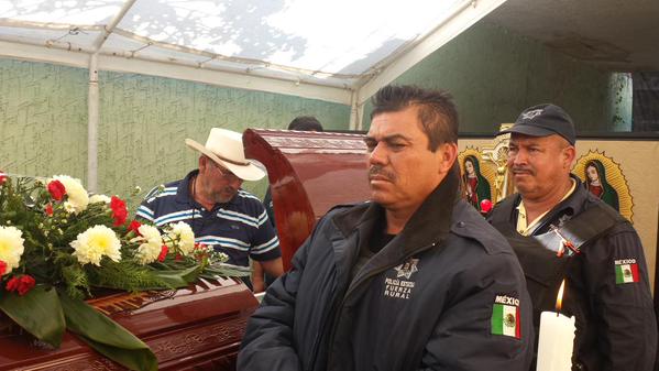Hipólito Mora durante el velorio de su hijo Manuel, quien murió en la balacera ocurrida el martes pasado en La Ruana.