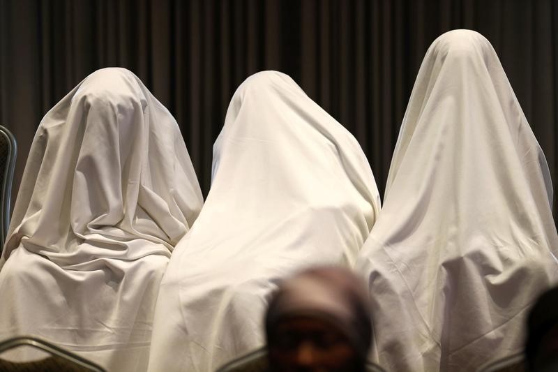 Tres niñas secuestradas en abril por el grupo islamista Boko Haram, durante un conferencia de prensa al ser liberadas.