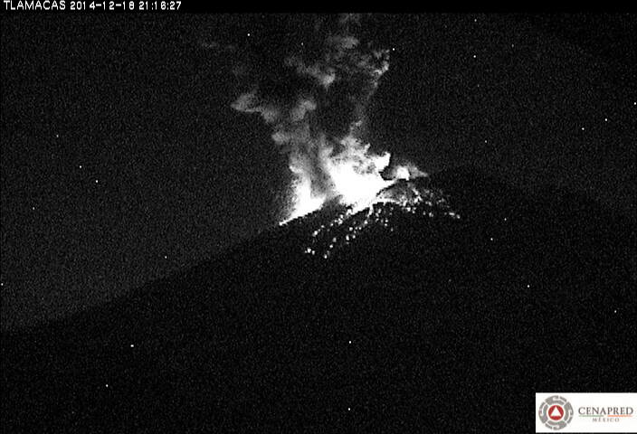 El Popocatépetl arrojó material incandescente a 600 metros del cráter esta noche.