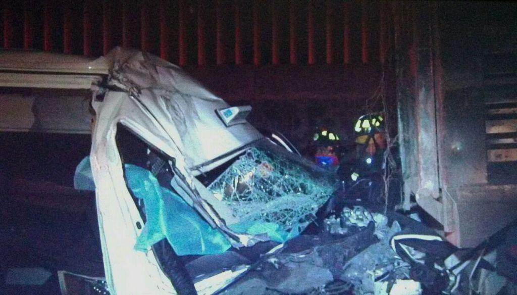 La unidad de trasnporte público chocó contra la parte trasera de un camión que transportaba materiales de construcción