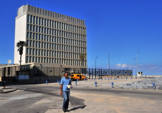 Vista general de la sección oficial de intereses de Estados Unidos en La Habana