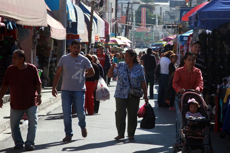 Acusaron que los negocios de la calle impiden el paso de la gente. 