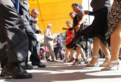 Danzón y rifa de pavos y de regalos hubo en la posada organizada por la delegación Venustiano Caranza para adultos mayores.