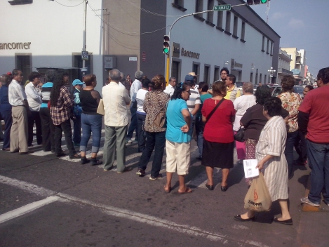 Jubilados bloquearon de calles aledañas a instituciones bancarias y el  centro de ciudades como Xalapa y Veracruz. 