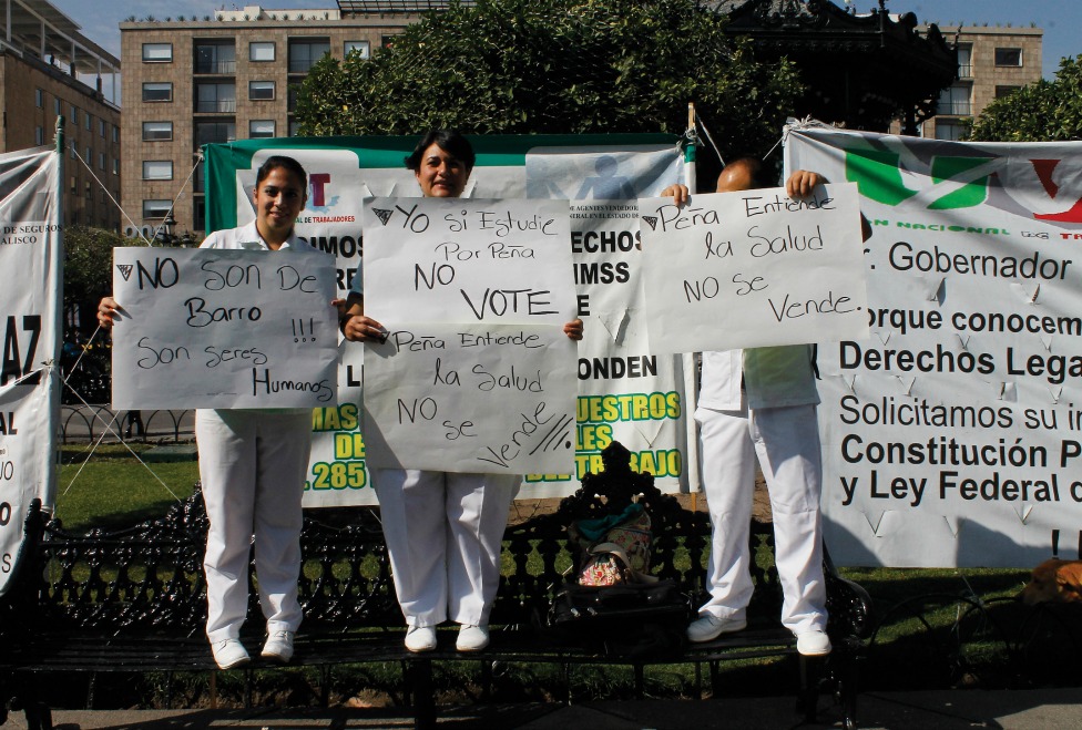 Mas de mil enfermeras y enfermeros se manifestaron esta mañana para quejarse por la reforma a la salud que pondría a la enfermería a nivel de oficio