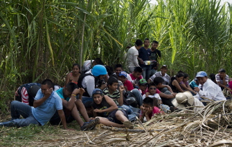 Residentes de la zona y periodistas se protegen en la explosión controlada de los explosivos dejados por las FARC en Santander de Quilichao