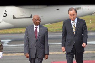El secretario general de la ONU, Ban Ki-moon (d), con el vicepresidente de Liberia, Joseph Boakai, en el aeropuerto de Monrovia