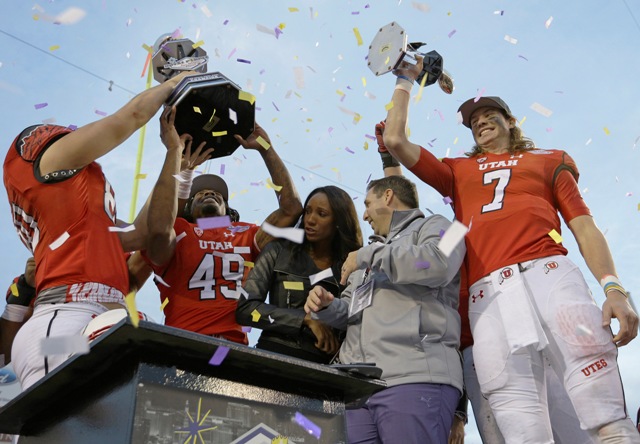 El quarterback Travis Wilson (7) cwelebra la victoria de Utah en Las Vegas Bowl