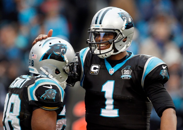Cam Newton y Jonathan Stewart celebran la victoria de los Panthers