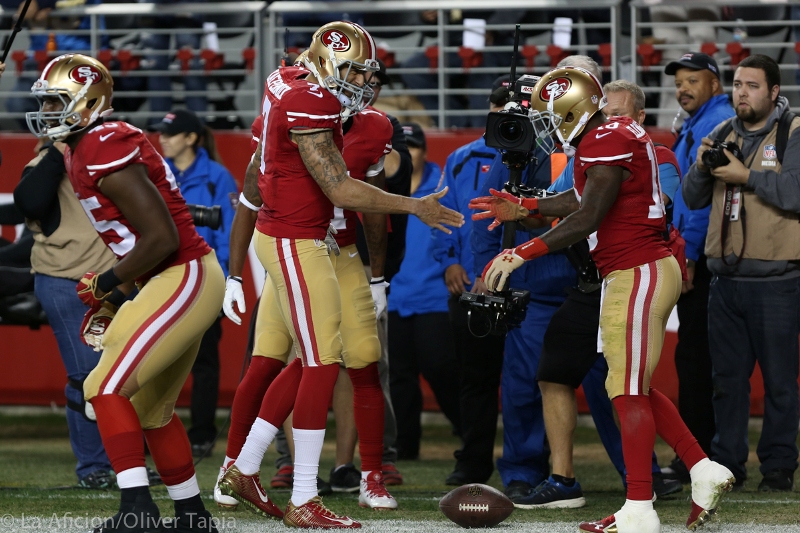 Chargers de San Diego mantuvieron vivas sus esperanzas de avanzar a los playoffs, al superar  38-35 a los 49ers de San Francisco.