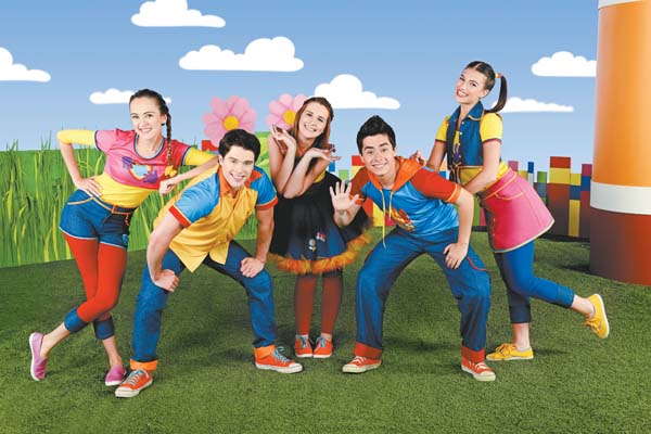 Los conductores divierten a los pequeños a través de cantos, juegos y bailes.